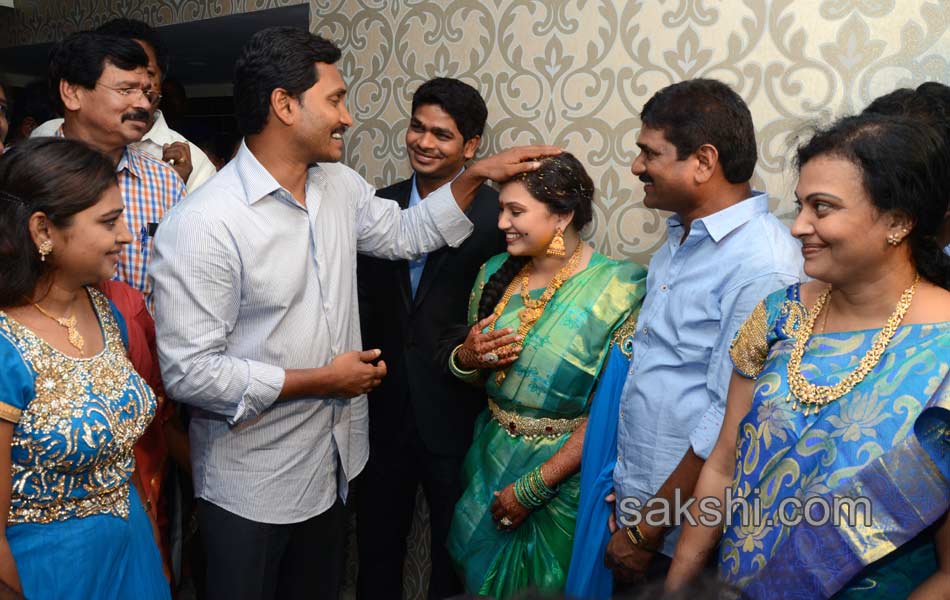 ys jagan attends marriage function - Sakshi8