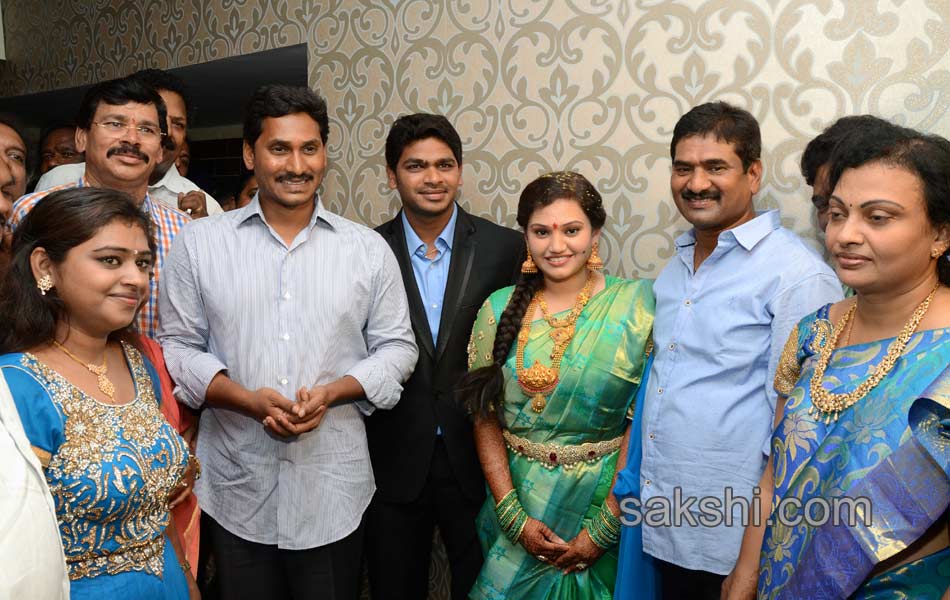 ys jagan attends marriage function - Sakshi9