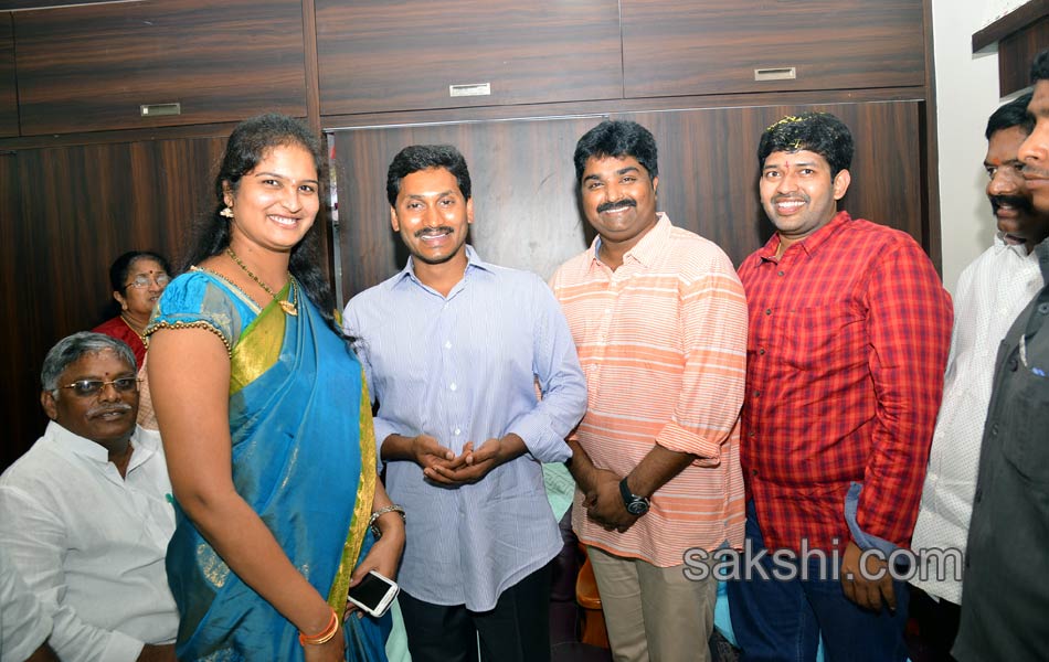 ys jagan attends marriage function - Sakshi11