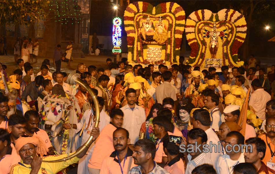 Kailasavahanampai amidst srisailamallanna - Sakshi12