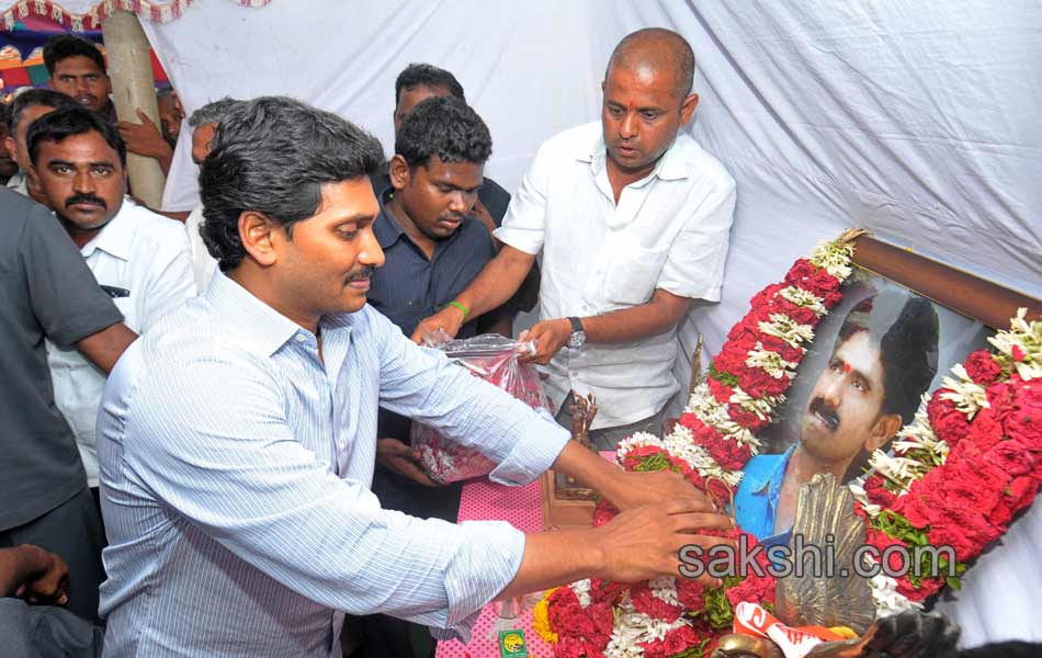 ys jagan condolence to late mountaneer mastan babu mother - Sakshi7