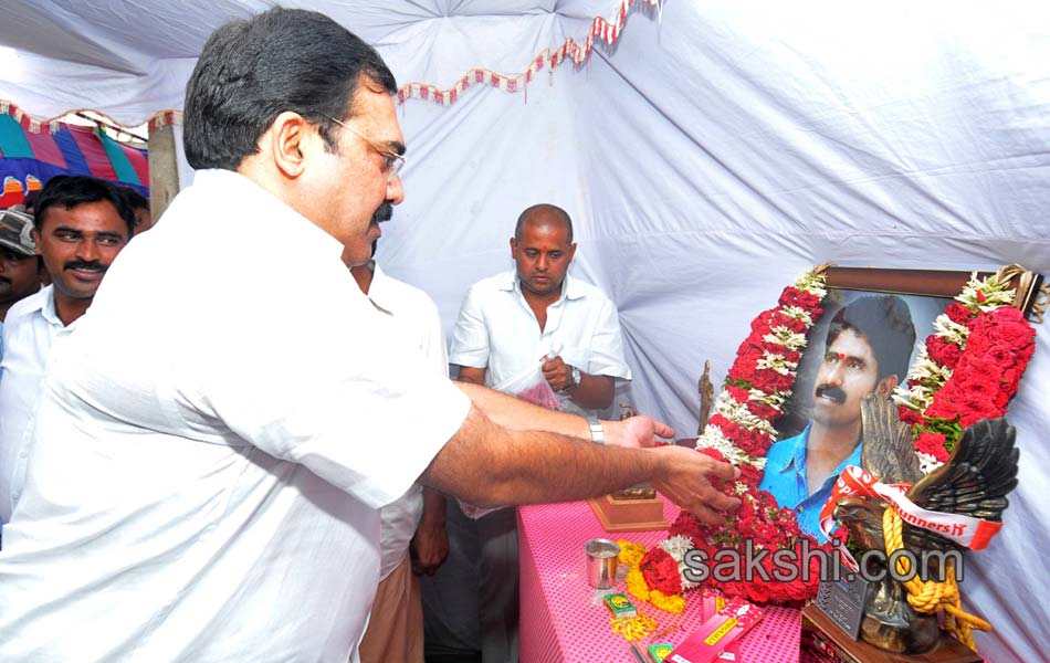 ys jagan condolence to late mountaneer mastan babu mother - Sakshi8