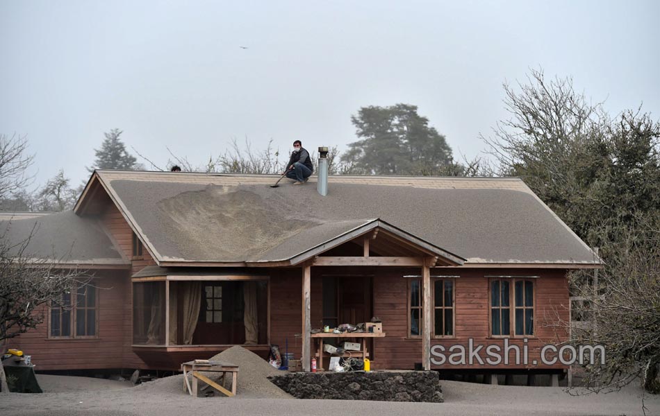 Evacuation as Calbuco volcano erupts in Chile4