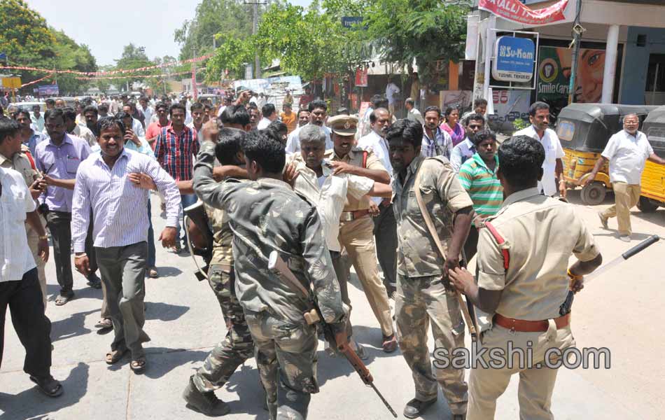 RTC strike in police lathicharge - Sakshi1