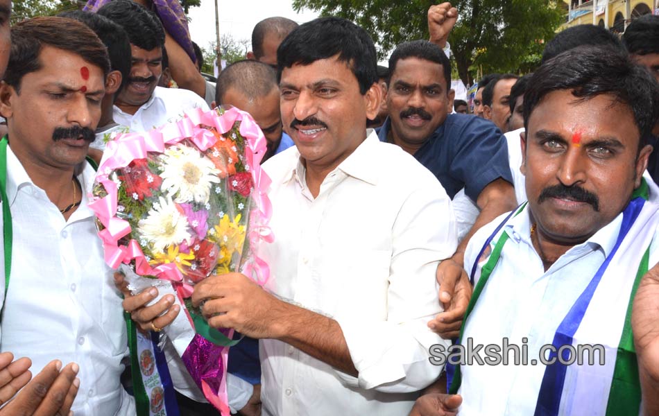 ponguleti srinivasa reddy calls off his fast - Sakshi25