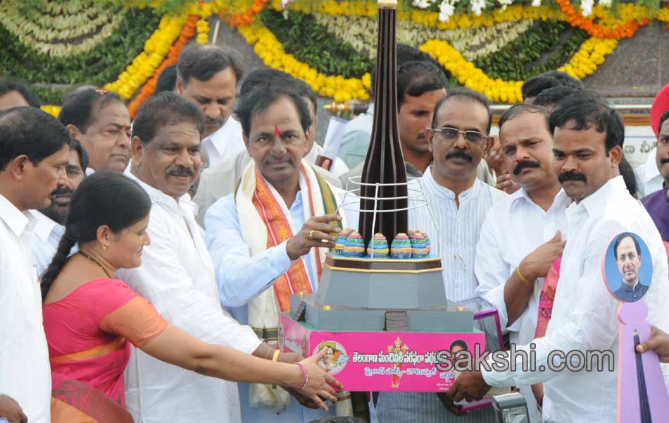 CM unveils pylon for Water Grid - Sakshi3