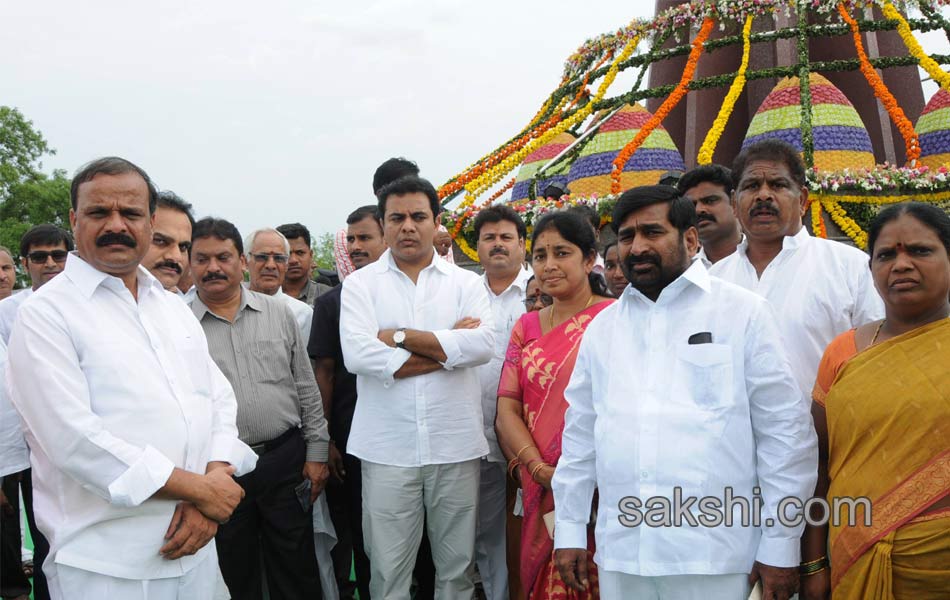 CM unveils pylon for Water Grid - Sakshi4