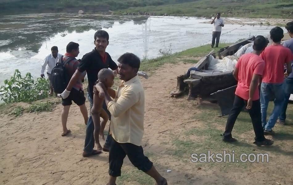 21 died in a accident at davaleswaram barrage16