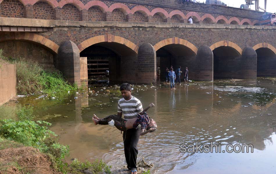 21 died in a accident at davaleswaram barrage4