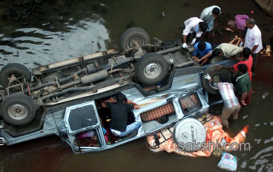 21 died in a accident at davaleswaram barrage10