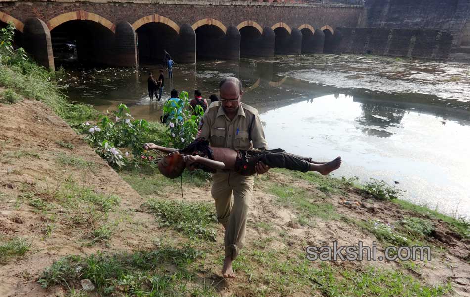 21 died in a accident at davaleswaram barrage7