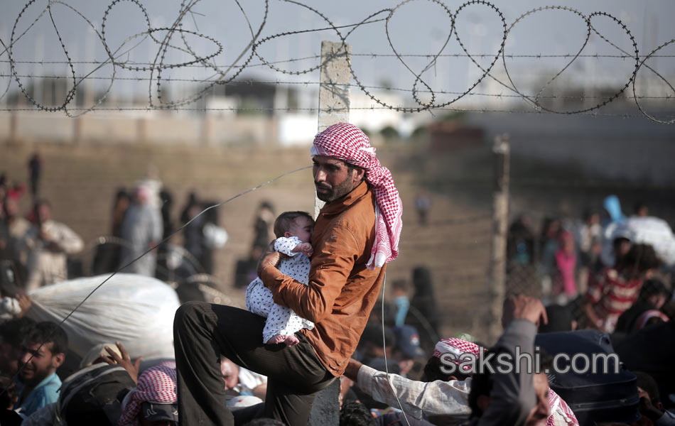 Syrian refugees cross into Turkey - Sakshi2