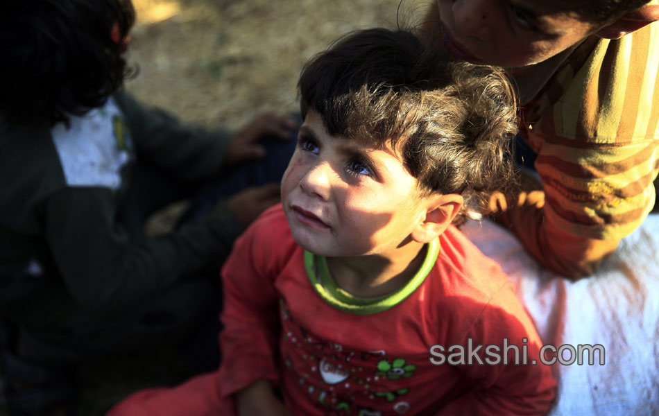 Syrian refugees cross into Turkey - Sakshi7