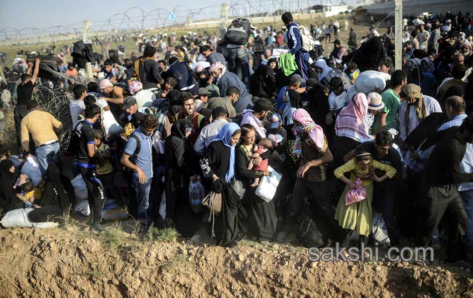 Syrian refugees cross into Turkey - Sakshi14