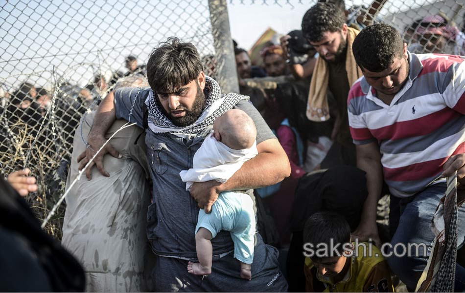 Syrian refugees cross into Turkey - Sakshi21