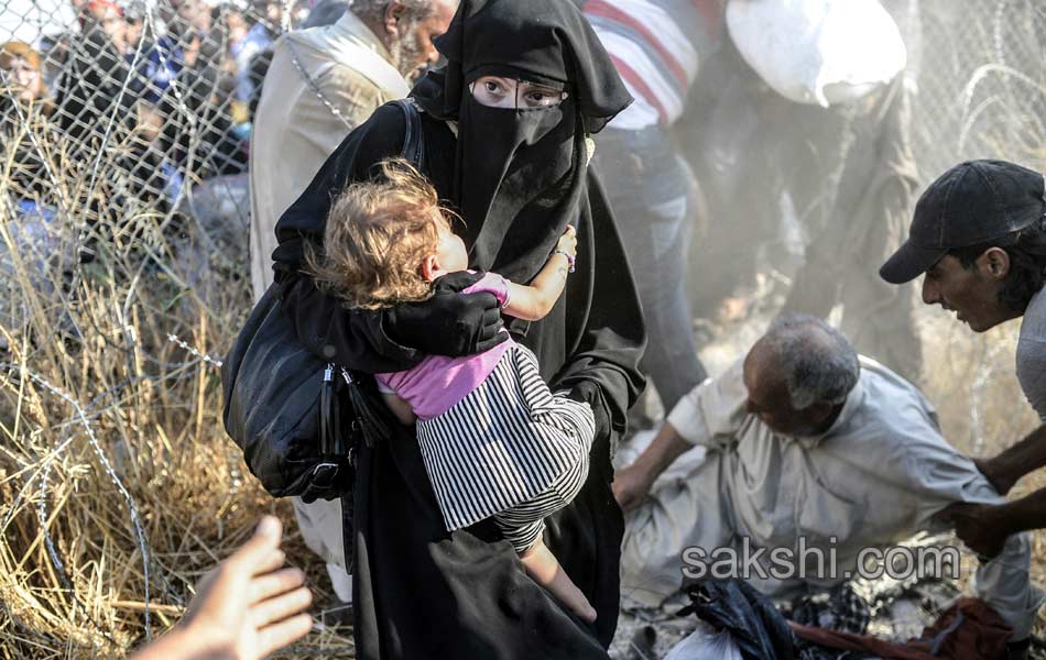 Syrian refugees cross into Turkey - Sakshi22