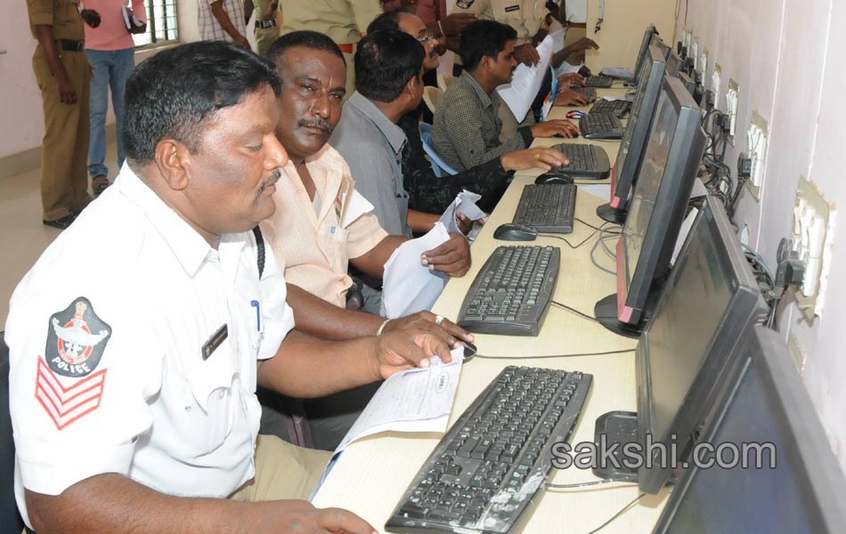 driving licence in police - Sakshi2