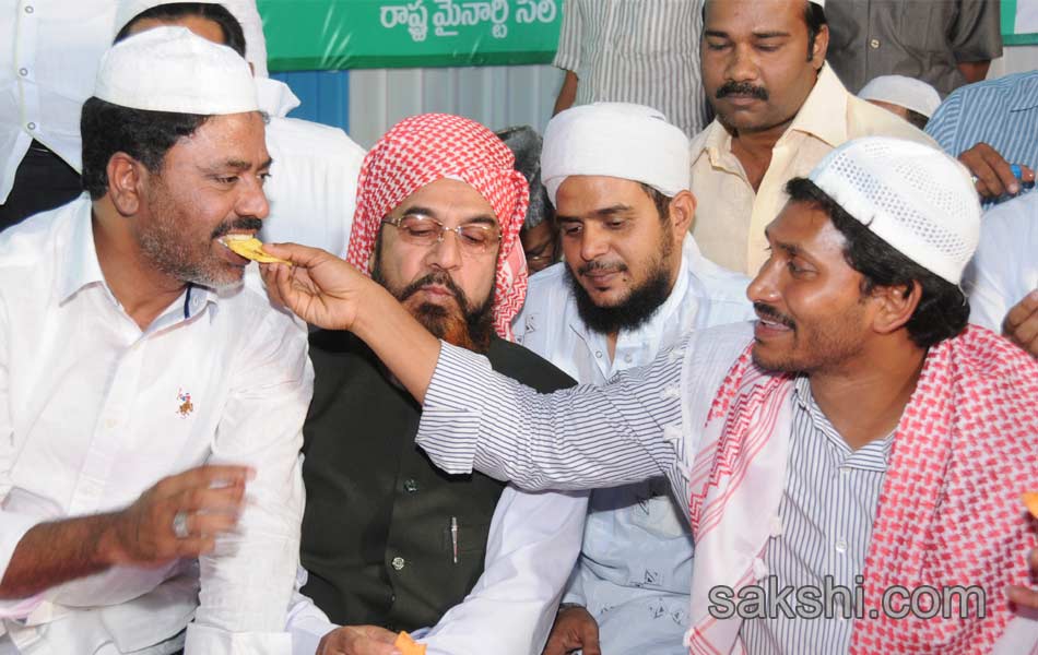 YS Jagan at iftar dinner - Sakshi4