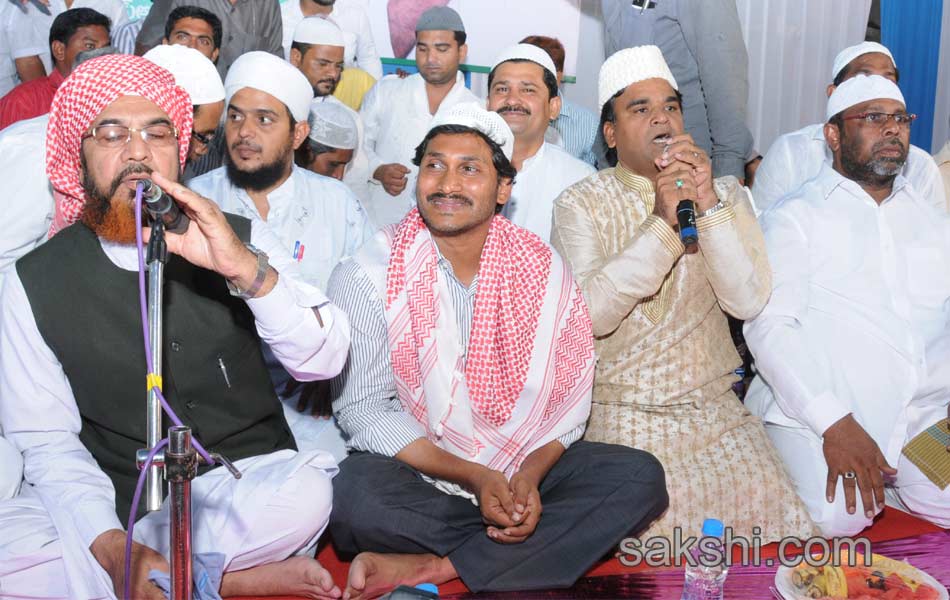 YS Jagan at iftar dinner - Sakshi8