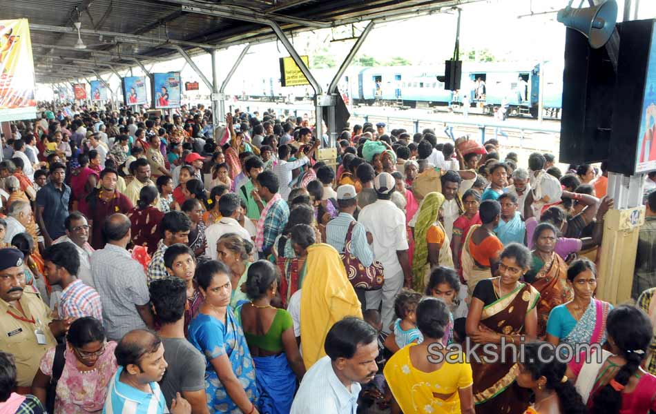 Traffic jam in AP telangana during godavari puskaras5