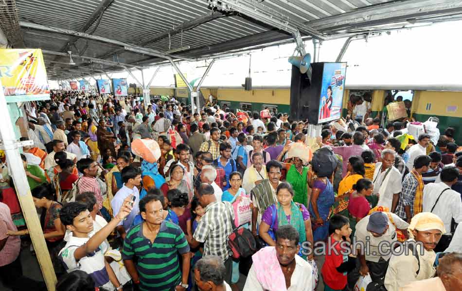 Traffic jam in AP telangana during godavari puskaras9