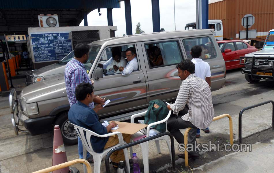 Traffic jam in AP telangana during godavari puskaras29