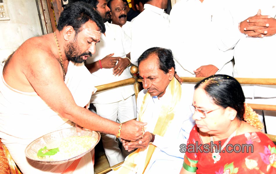 cm kcr visited balkampeta yellamma temple - Sakshi3