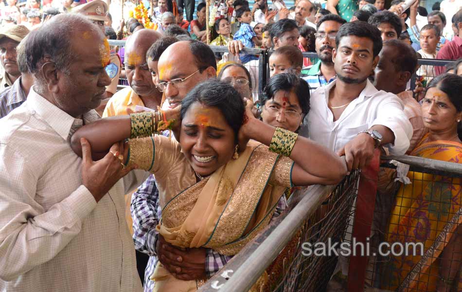 cm kcr visited balkampeta yellamma temple - Sakshi9