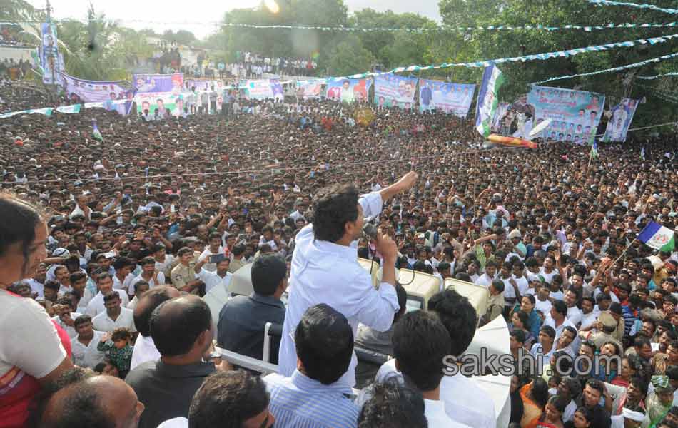 third phase of ys jagan mohan reddy paramarsha yatra begins in anantapur - Sakshi3