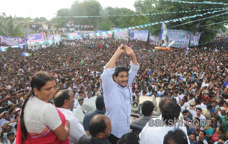 third phase of ys jagan mohan reddy paramarsha yatra begins in anantapur - Sakshi5