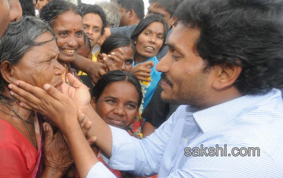 third phase of ys jagan mohan reddy paramarsha yatra begins in anantapur - Sakshi13