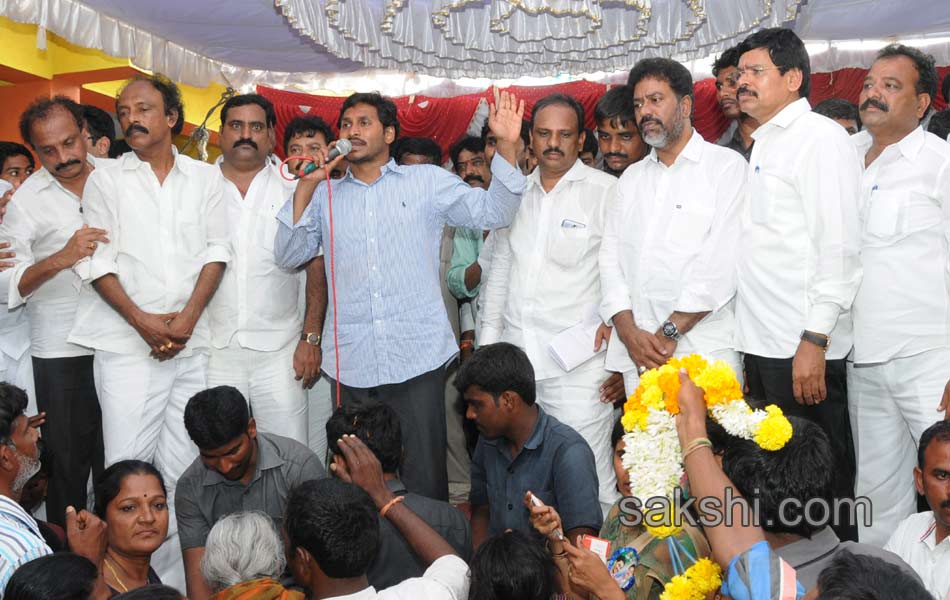 fourth  day raithu bharosa yatra - Sakshi11