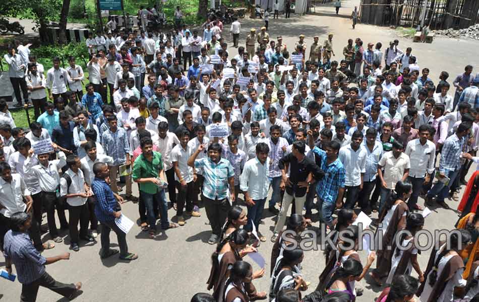 Students Staged A Dharna With The Dead Body Of Rishikeswari - Sakshi2