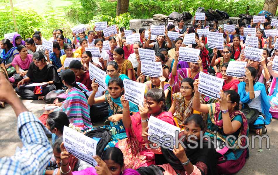 Students Staged A Dharna With The Dead Body Of Rishikeswari - Sakshi7