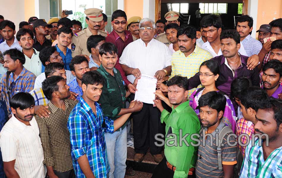 Students Staged A Dharna With The Dead Body Of Rishikeswari - Sakshi15