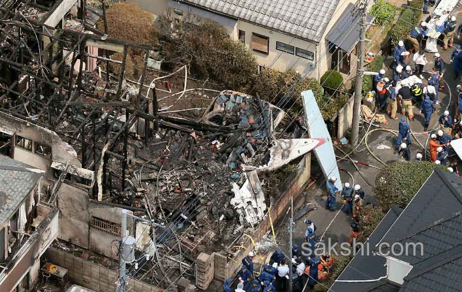 plane crashed into a residential area in Tokyo5