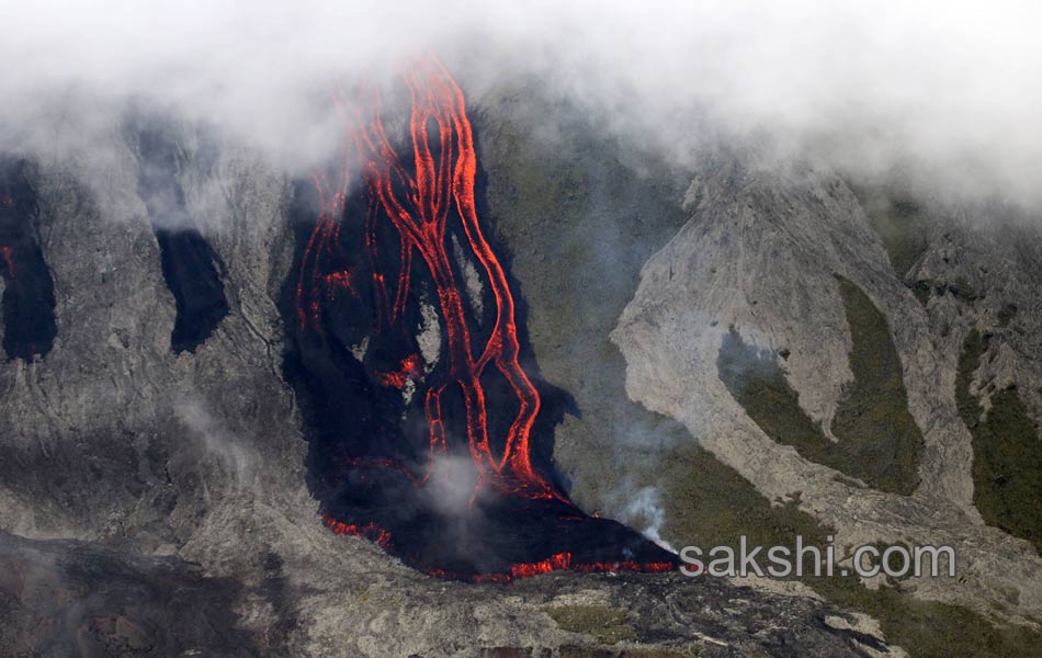 Lava flows out in Indian Ocean8