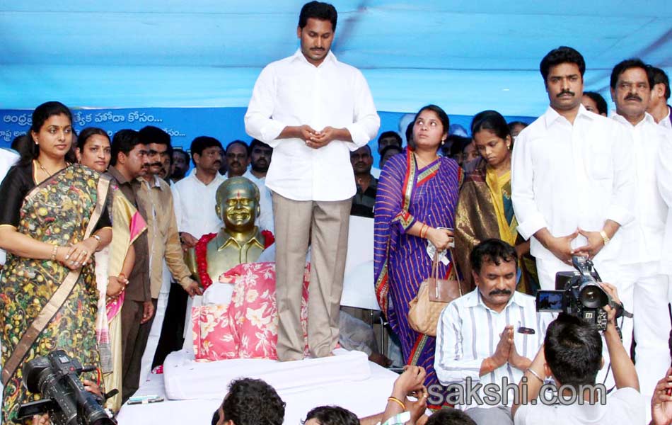 ys jagan mohan reddy echoes special status slogan in delhi - Sakshi12