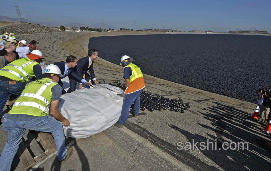 plastic balls threwn in to Reservoirs to save water in usa - Sakshi4