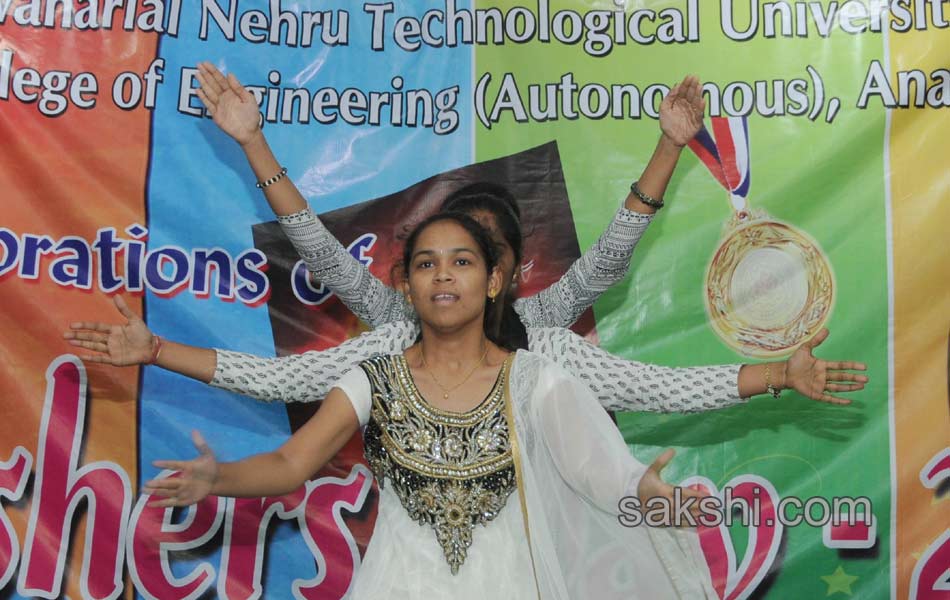 Freshers day celebrations at Anatapur JNTU college - Sakshi6