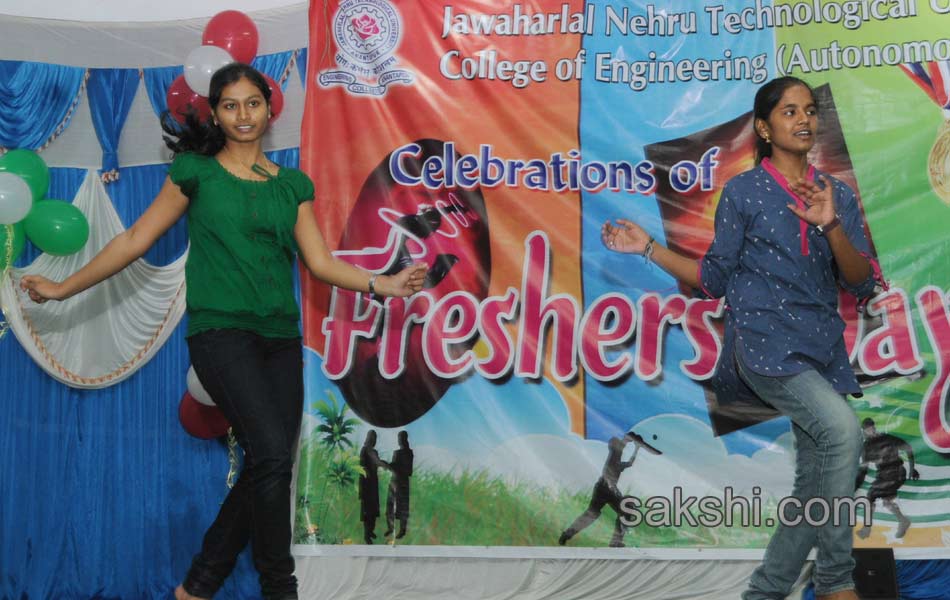 Freshers day celebrations at Anatapur JNTU college - Sakshi7