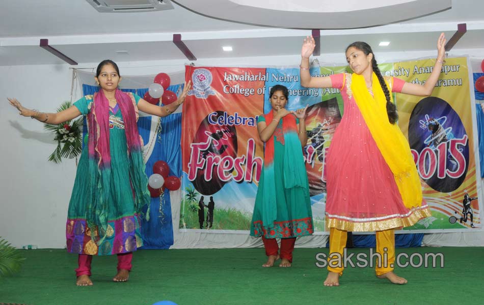 Freshers day celebrations at Anatapur JNTU college - Sakshi9