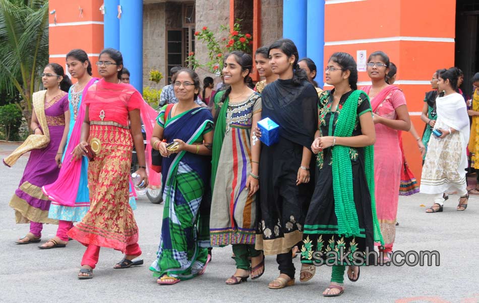 Freshers day celebrations at Anatapur JNTU college - Sakshi10