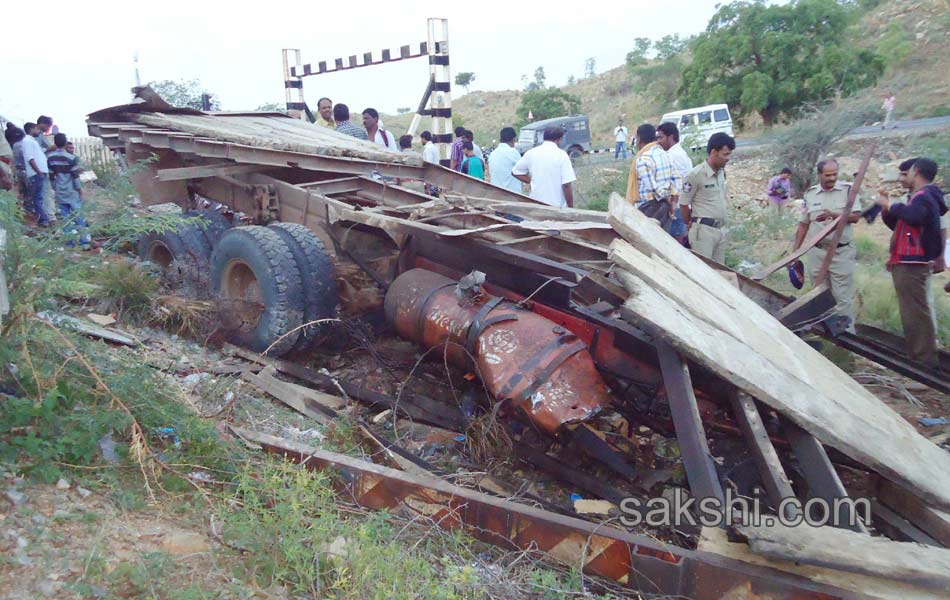 train accident in ananthapuram - Sakshi2