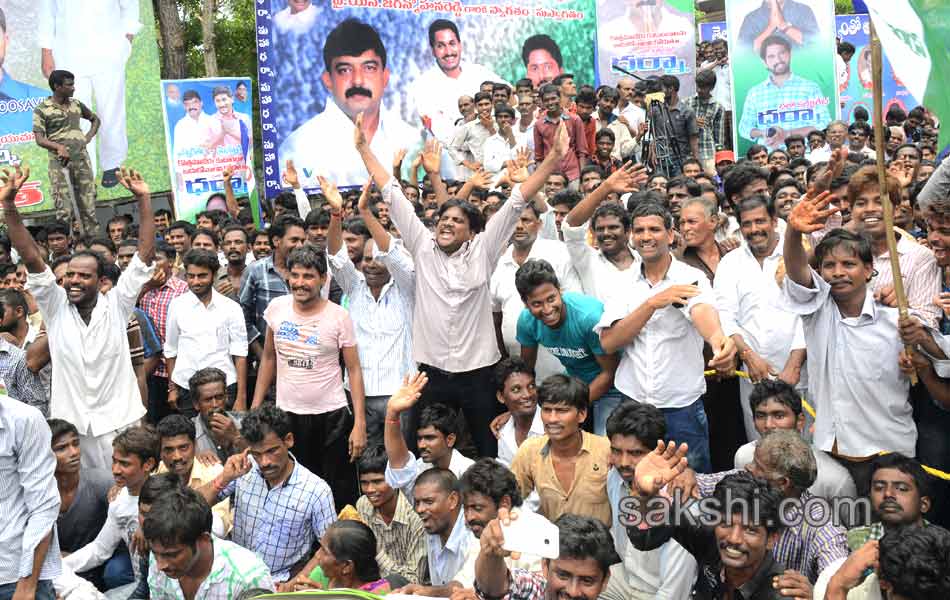 YS Jagan mohan reddy s to dharna at machilipatnam on kottamajeru deaths - Sakshi1