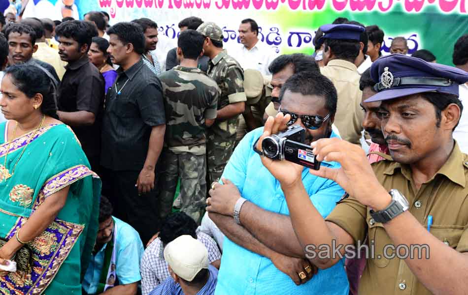 YS Jagan mohan reddy s to dharna at machilipatnam on kottamajeru deaths - Sakshi20