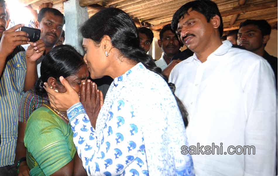 YS Sharmila paramarsayatra second day - Sakshi14