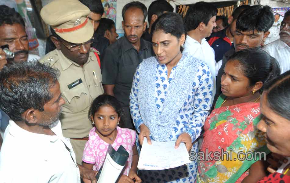 YS Sharmila paramarsayatra second day - Sakshi16