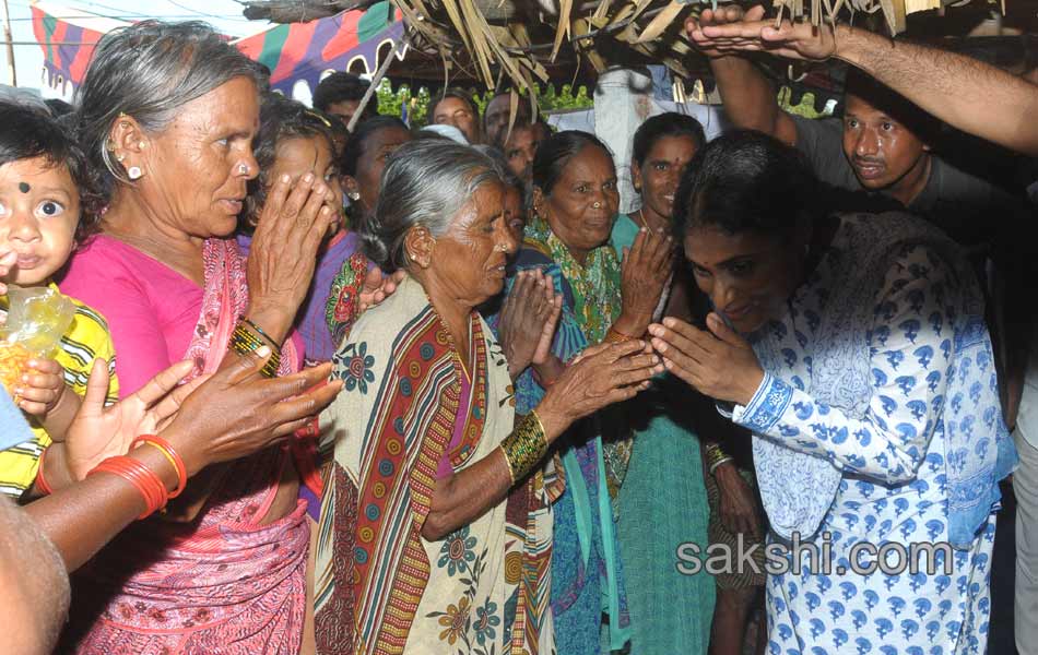 YS Sharmila paramarsayatra second day - Sakshi23