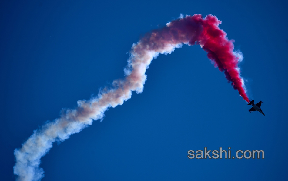 Jet trainer performs during the MAKS 201512